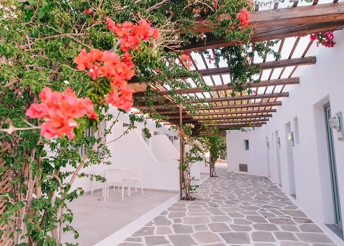 Farout Beachclub - & Kemp *