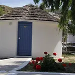Farout Beachclub - Rooms & Camping Mylopotas