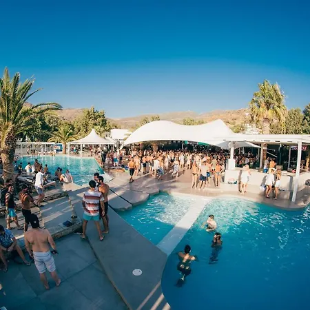 Farout - Beachresort & مكان تخييم *